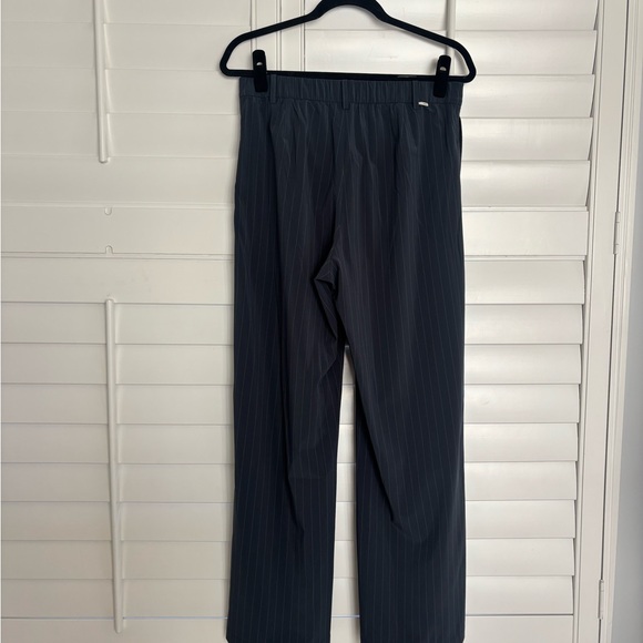 Vuori Women’s Villa Pinstripe Trouser Pant Short Length, Medium, Navy - Picture 4 of 5